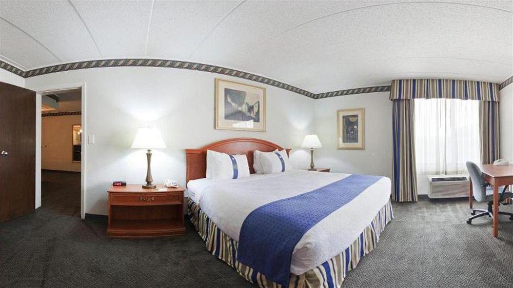Holiday Inn Rockford By Ihg Bagian luar foto